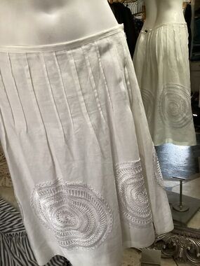 Magaschoni white linen skirt with embroidery lined and ready to go fabulous